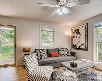 New- Tranquil & Gorgeous Countryside 3br/2bath Home on 1 Acre - 20 Min From Nashville! - Franklin - Living room