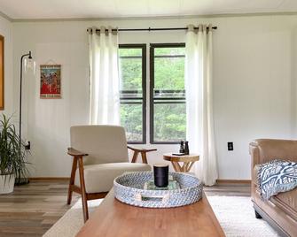 Cozy Catskill Mountain Getaway: The Trillium Cabin - Margaretville - Вітальня