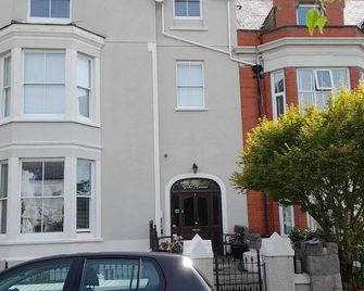 Llandudno Town Modern 2nd Floor Apartment - Llandudno - Building