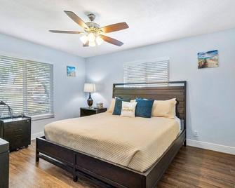 Your Newly Remodeled Wellington Paradise Home Awaits - Wellington - Bedroom