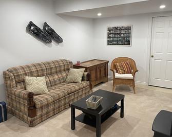 4 Bedroom Chalet Hike, Bike, Ski, Boat, Atv & Sled - Flesherton - Sala de estar