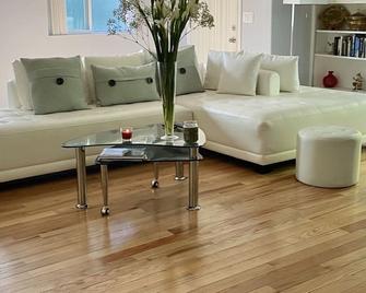 Beautiful Home in the Heart of Hollywood near Walk of Fame - West Hollywood - Living room