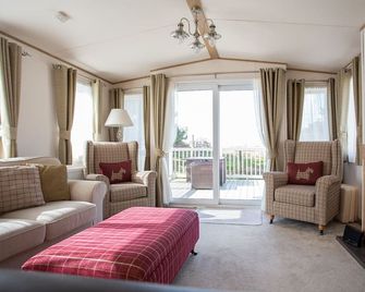 St Ives Bay Beach Resort - Hayle - Living room