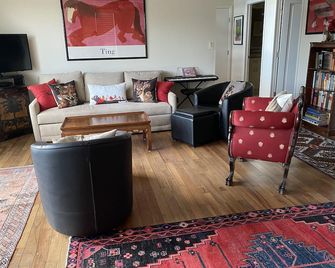 Exceptional Contemporary Mtn. Home near Red Rocks & Denver with Gourmet Kitchen - Morrison - Sala de estar