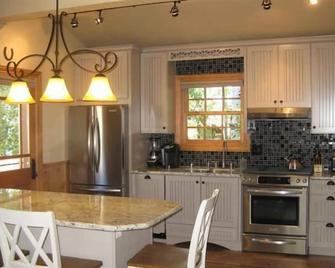 Luxury Historic Truckee River Cabin Hideaway - Truckee - Kitchen
