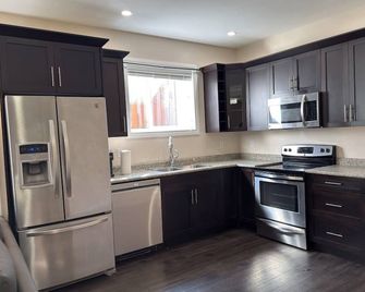 Bright and Spacious 1-Bedroom Apartment with Modern Amenities - Fort Saint John - Cucina