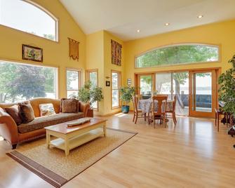 Lockes Glen - Lakefront Geneva Getaway with Dock! - Geneva - Wohnzimmer