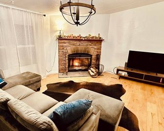 Secluded Catskill Getaway - 5 min to Belleayre - Arkville - Living room