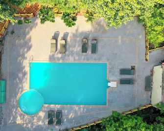Tiger King Resort - Khadsangi - Piscina