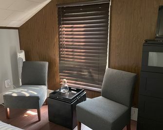 Full House: Hillsdale Cottage. Walking Distance to College! Across from Handmade - Hillsdale - Living room