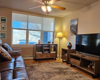 Cozy Eagle Ranch retreat walk to everything - Eagle - Huiskamer