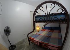 Dog Friendly Vacation Rooms With Private Bathroom For 3 Persons - Legazpi City - Sypialnia