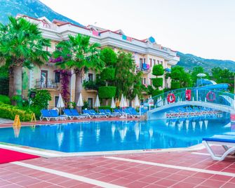 Yel Holiday Resort - אולודניז - בריכה