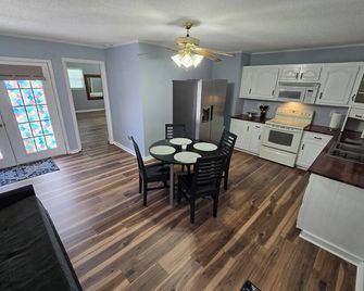Relax and recharge in this 1 Bedroom Apartment near the heart of Cleveland - Cleveland - Kitchen