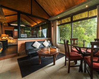 Altura Hotel - Alajuela