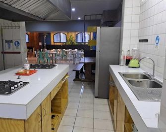 Hostel Cienfuegos Santiago Centro - Santiago - Kitchen