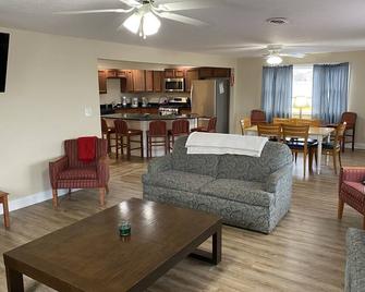 Great Strip Location | Lake View | Pet Friendly | A/C | Sauna| Wine Country|wifi - Geneva - Living room