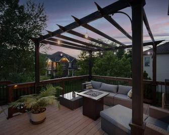 Executive Living 2min to Jordan Creek 6 bed/5 bath Near Jordan Creek Mall - West Des Moines - Balcony