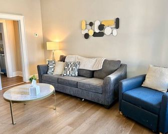 Casa de Color - 2BR/1BA Townhome near Downtown - Evansville - Living room