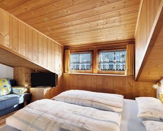 Studio Apartment 'Jelerhof Apt Dolomitenblick' with Mountain View, Shared Garden and Wi-Fi - Gsies - Schlafzimmer