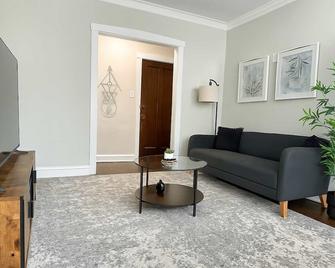 1BR Serene and Cozy Chicago Apt! - Chicago - Living room