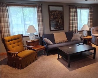 3 Bedroom House Getaway, near Downtown Detroit & Lake St Clair - St. Clair Shores - Sala de estar