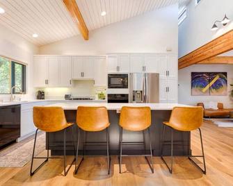 Modern Sonoma County Home Between Kenwood & Calistoga - Angwin - Kitchen