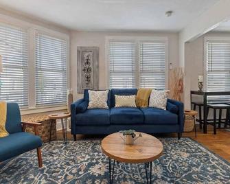 Loft in Downtown Littleton! - Littleton - Living room