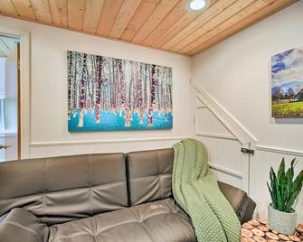 Yelm House Overlooking the Nisqually River! - Yelm - Sala de estar