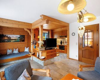 Apartment 'Felsenroserl Nr 4' with Mountain View, Shared Garden and Wi-Fi - Mittenwald - Wohnzimmer