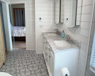 Quiet, Spacious Apt In The Heart Of Marquette! - Marquette - Kitchen