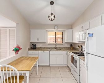 Relaxing 2BR plus Den Golf Retreat with Backyard and BBQ - Sun City - Cozinha