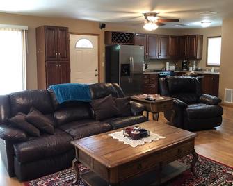 Two Bedroom Guest House - North Liberty - Living room