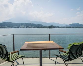 زيبورج هوتل - لوسرن - شرفة