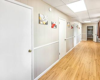 Spacious Bunkhouse Rental at Bundick Lake RV Park with Full Amenities - DeRidder - Pasillo