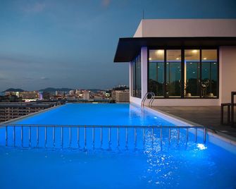 Sky Hotel Kota Kinabalu - Kota Kinabalu - Pool