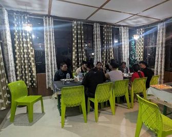 Green heaven resort - Chakrāta - Restaurant
