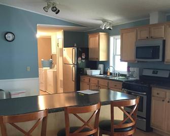 Gwinn- Little Lake - Pristine Lakeside Home. Great all season getaway! - Gwinn - Kitchen