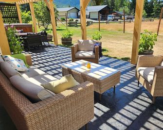 Stunning 2BR cottage on Vancouver Island in Natural Adventure Paradise! - Lake Cowichan - Patio