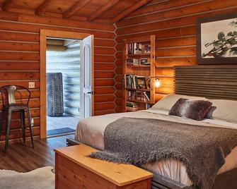 Private Luxury Riverfront Lodge And Cabins On The Bitterroot River - Hamilton - Bedroom