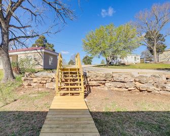 Arkansas Cabin with Deck Less Than 1 Mi to Norfork Lake - Henderson