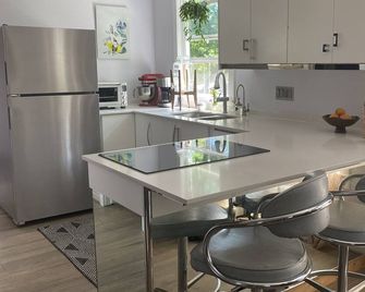 Dog-Friendly Home - 1.7 Miles from Red Rocks Amphitheater - Morrison - Cocina