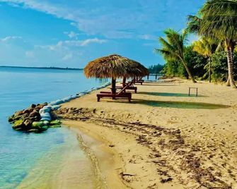 Kin Resort Lodge - Seine Bight Village - Strand