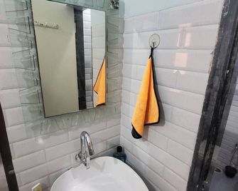 2 MIN walking distance to Sai Baba temple, Shirdi. 1BHK flat available for rent - Shirdi - Bathroom