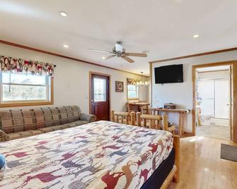 Dog-friendly, lakefront cabins with firepit, porches & pond - great for groups - Murphysboro