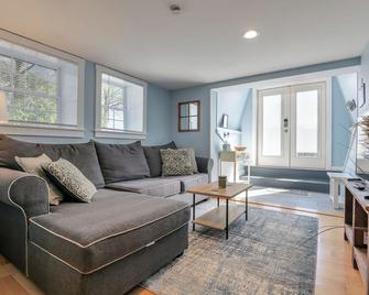2BR Apt w/ 3 min Walk to downtown SWH - [Low Tide] - Southwest Harbor - Living room