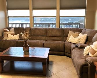 Boat Ramp Open / Lakeview House / Perfect for Snowbirds / High-Speed Internet - Lakeway - Living room