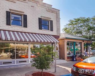 Right Downtown With Space For Everyone! - Pentwater - Building