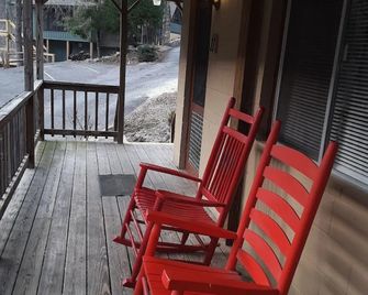 Evening Shade River Lodge & Cabins - Chimney Rock - Balcón