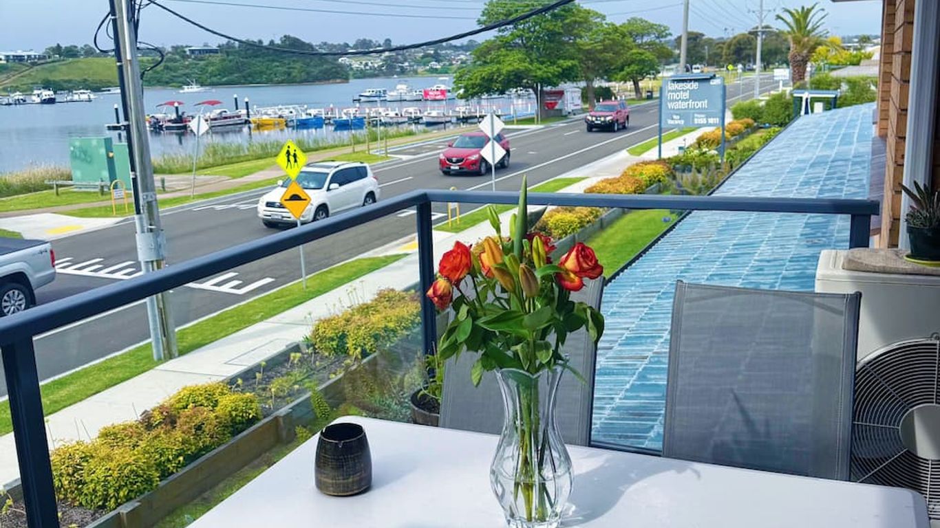 ليك سايد موتل ووتر فرونت